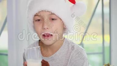 裁剪了4k<strong>视频</strong>，小男孩戴着圣诞帽<strong>喝牛奶</strong>，吃美味的饼干，舔<strong>牛奶</strong>胡子。